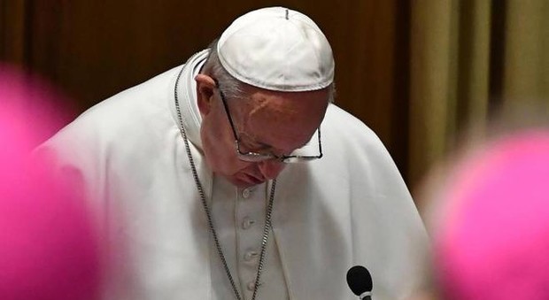 Papa Francesco: «Immensa tristezza, prego per tutti i migranti»