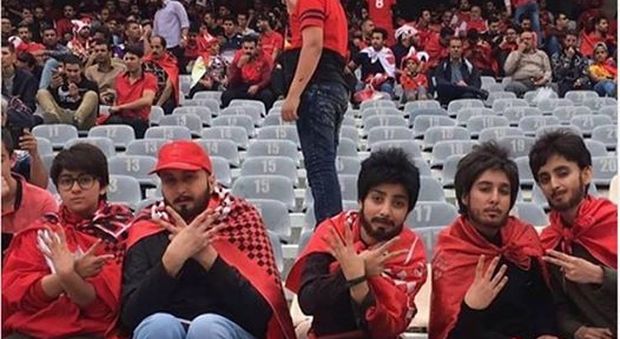 Iran, arrestate le donne che si erano travestite da uomo per entrare allo stadio