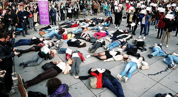 Femminicidi, centinaia di donne distese a terra in 5 piazze di Parigi per protesta