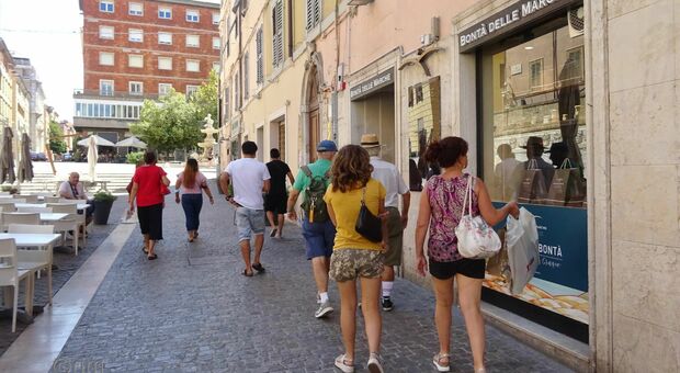 Una fiumana di turisti nella città semichiusa: che occasione sprecata per Ancona