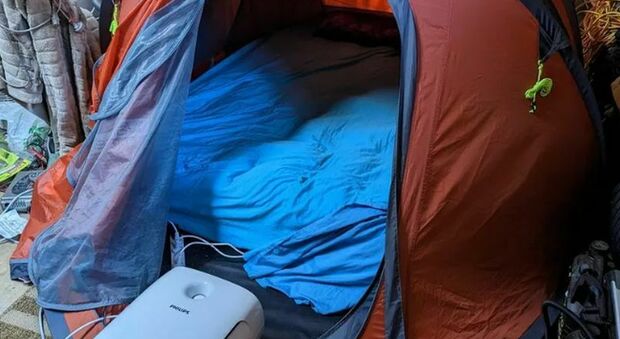 Terrorizzato dal Covid va a vivere in una tenda in garage: «Mia moglie non rispetta le regole»