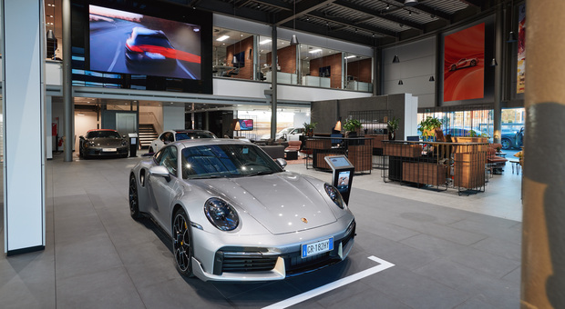 L'interno del nuovo Destination Porsche Milano