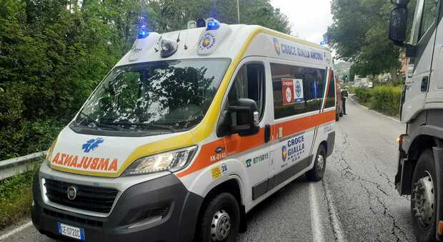 Ragazzo di 15 anni investito da un'auto in via Conca: portato all'ospedale di Torrette