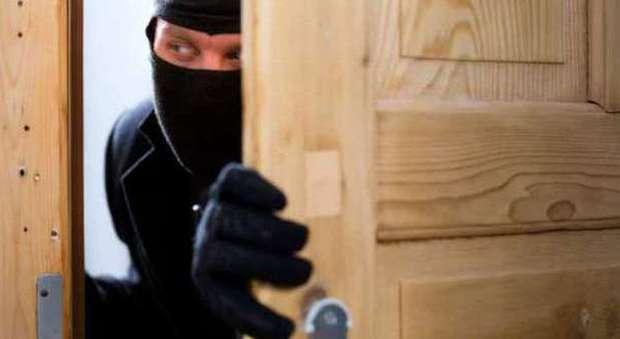 Sente degli strani rumori: apre la porta di casa e caccia il ladro