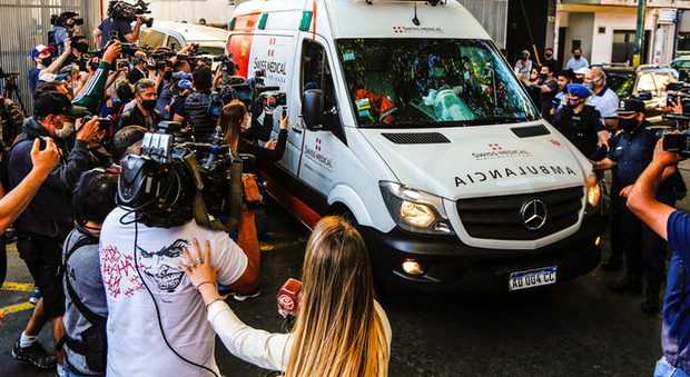 Maradona dimesso dalla clinica: folla di tifosi segue l'ambulanza