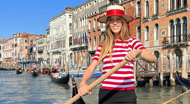 Sara Pilla, la gondoliera che sogna di indossare la corona di Miss Italia. «Ma non lascerò mai i miei canali»