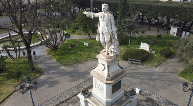 La statua di Vanvitelli nell'omonima piazza