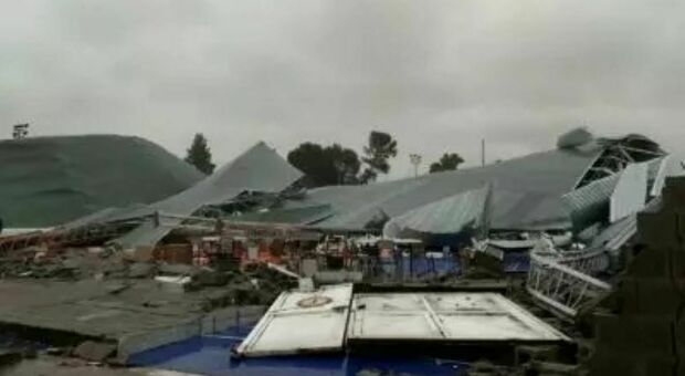 Tornado Argentina, crolla tetto di un centro sportivo durante gara di pattinaggio: 13 morti