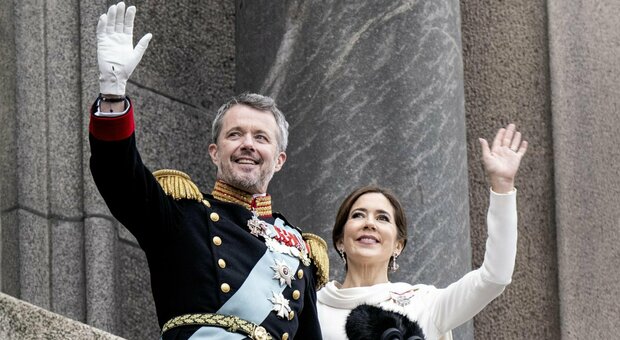 Frederik, re anti-gossip: dedica alla consorte («Non sono solo») per far dimenticare il flirt con la star messicana