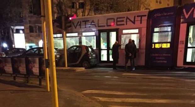 Roma, la Smart parcheggiata in curva ferma i tram -Guarda