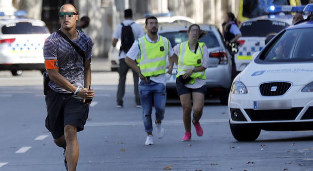 Furgone sulla folla a Barcellona, un italiano: «Sono vivo per miracolo»