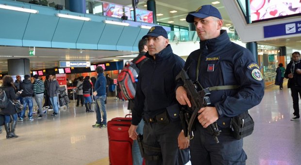 Roma, Minaccia di buttarsi dal terminal dell’aeroporto di Fiumicino: bloccato dagli agenti