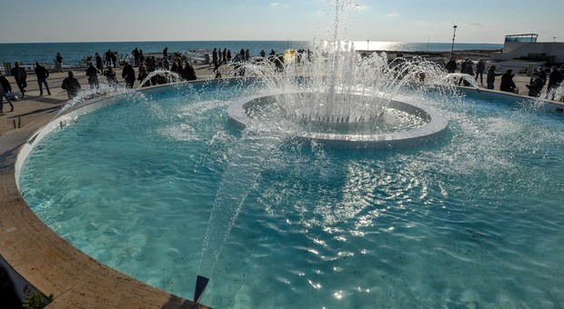 Ostia, la fontana di nuovo in funzione dopo 5 anni: giochi d'acqua e led