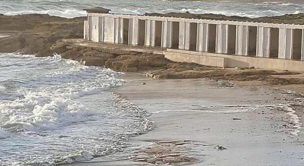 Gallipoli, la spiaggia arretra. Scatta l'operazione "salva-estate": sabbia dal mare per 10 lidi