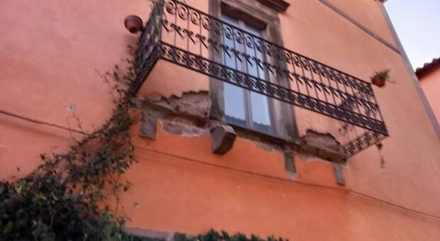 Uno dei balconi crollati a Tuscania