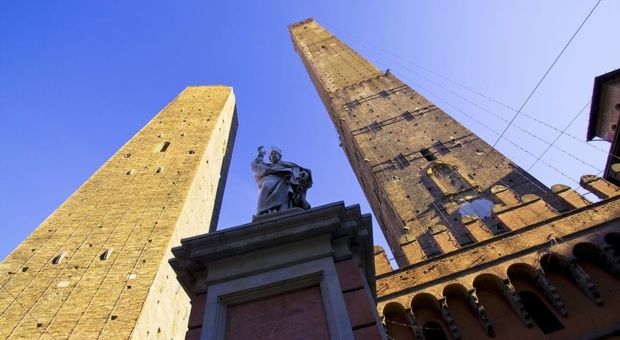 Recintata la torre Garisenda di Bologna: verrà restaurata e ripulita
