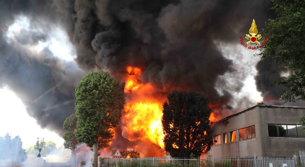 Enorme incendio in un'azienda di vernici, colonna di fumo forse tossico
