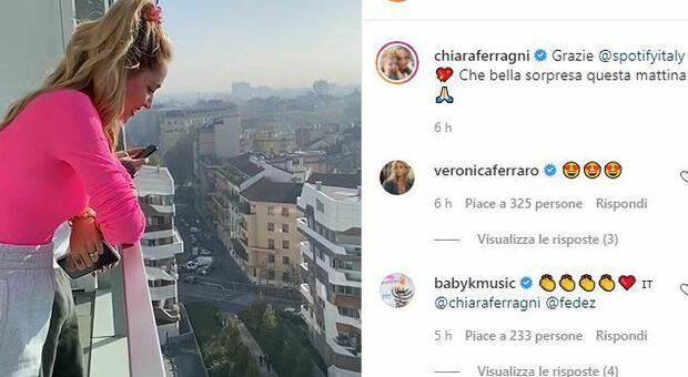 Chiara Ferragni e Fedez si affacciano dal balcone e scoppiano in lacrime per la sorpresa di Spotify