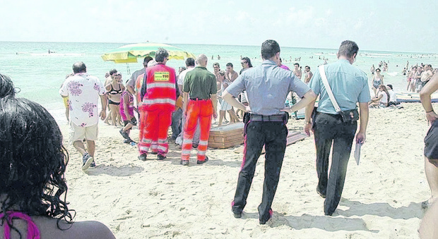 Tragedia in spiaggia, turista muore sotto gli occhi dei bagnanti