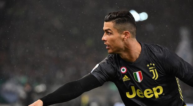 Juve, Ronaldo risarcisce la tifosa colpita con una pallonata: maglia e dedica