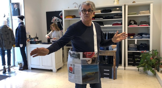 Roma, boutique inventa la busta-notiziario fatta con le pagine de Il Messaggero