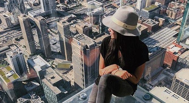 Vuole un selfie mozzafiato sullo Skyline di New York: 22enne muore pochi giorni prima della laurea