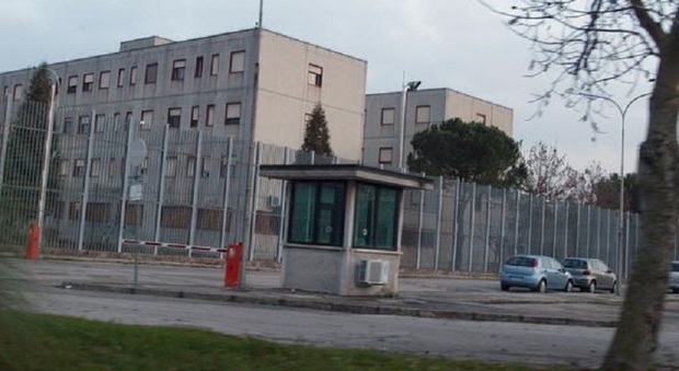 Trovati in un pacco postale tre microtelefoni per detenuti nell'ala di massima sicurezza