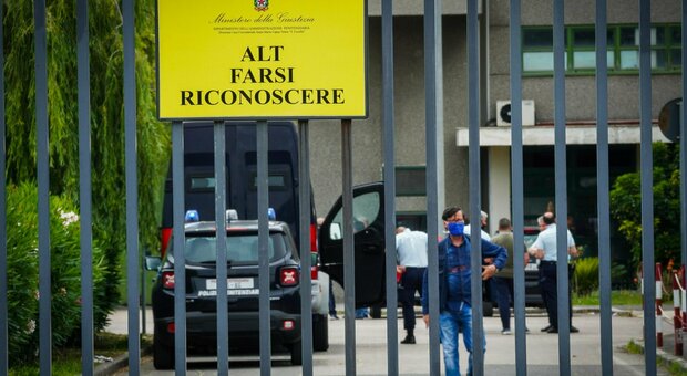 Rivolta sedata nel carcere di Santa Maria Capua Vetere: 250 detenuti asserragliati. «Disordini durati ore»