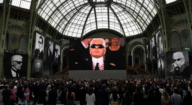 Karl Lagerfeld, al Grand Palais di Parigi tributo al grande stilista scomparso