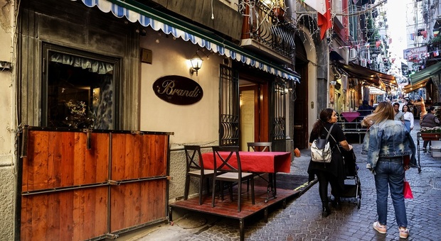 Napoli, chiusa la pizzeria che inventò la Margherita. Asl: da Brandi carenze igienico-sanitarie