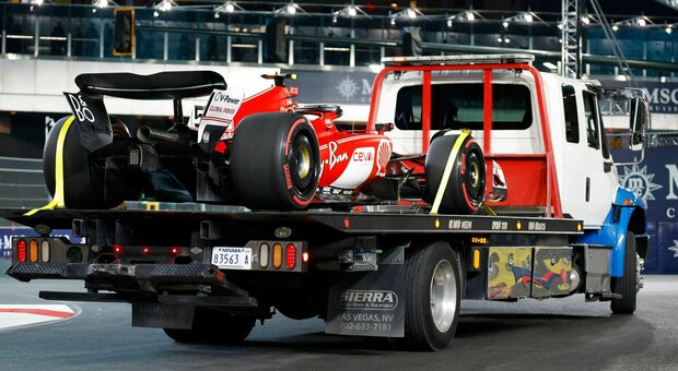 La Ferrari SF-23 di Carlos Sainz sul carroattrezzi rientra distrutta dopo l'incidente sul tombino a Las Vegas