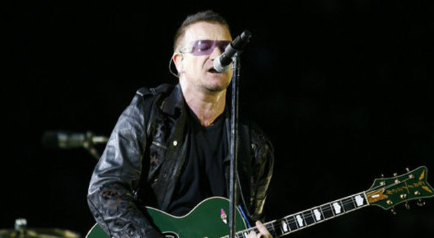 Bono, annuncio choc dopo l'incidente: «Forse non potrò più suonare la chitarra»