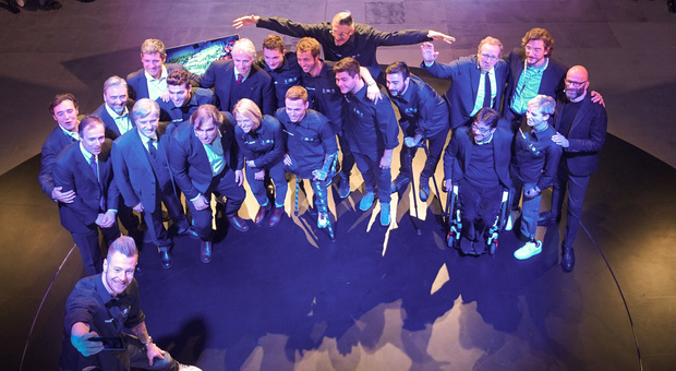 Foto di gruppo con gli atleti insieme al presidente del Coni Malagò e l'ad di Toyota Carlucci