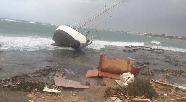 Barche contro gli scogli, tir ribaltati: a Porto Cesareo vento e mareggiata danno spettacolo e provocano danni