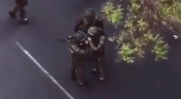 Cile, video choc impazza sui social: «I poliziotti sniffano cocaina prima di picchiare i protestanti»