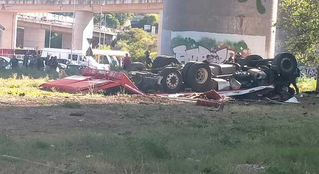 Perugia, camion vola da un viadotto: morto l'autista