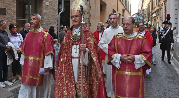 Monsignor Sandro Salvucci in testa alla processione per San terenzio