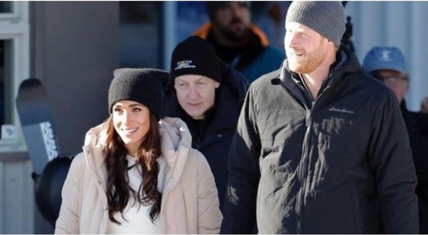 Harry e Meghan divisi, lui vuole tornare nel Regno Unito mentre lei è "preoccupata" di incontrare la famiglia reale