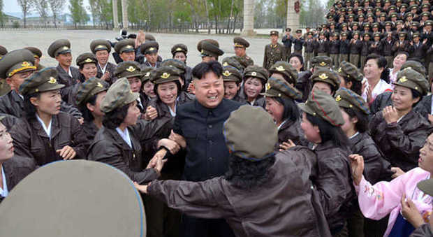 Corea del Nord, Kim Jong-un cambia idea: anche lui avrà le “squadre del piacere” con le giovani vergini