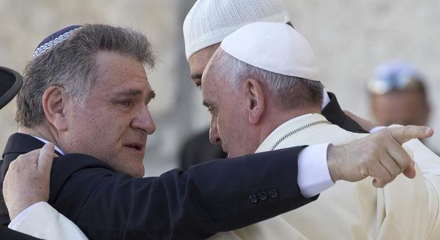 Papa Francesco piange le vittime della Shoah con una delegazione dell'European Jewish Congress