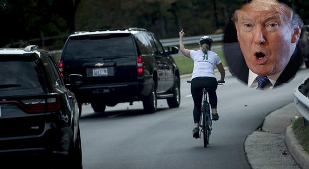Usa, mostra il dito medio a Trump mentre è in bici: licenziata. Ma lei insiste: «Lo rifarei»
