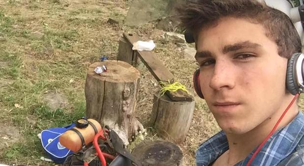 Rovato, Luca Lecci muore a 19 anni sul lavoro: schiacciato dal tornio sotto gli occhi del papà