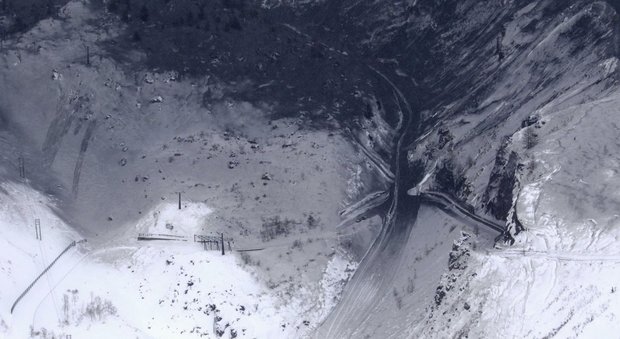Giappone, eruzione vulcanica e valanga sulle piste da sci: un morto e 11 feriti