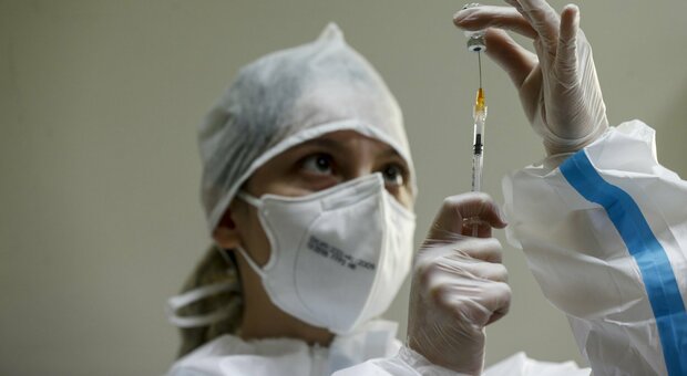 Vaccini per over 80, via oggi in 50 centri nel Lazio. Mancano gli infermieri