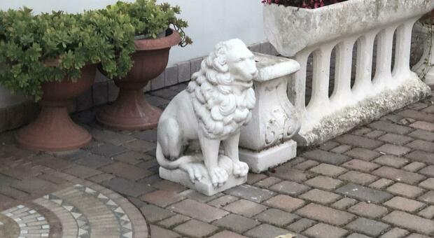 Gioca con la statua in cemento del leone, bambino di 5 anni travolto