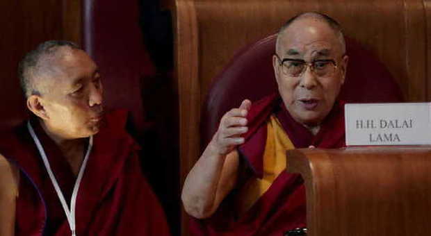 Si chiude summit dei Nobel per la Pace. Dalai Lama non incontra il Papa: «A volte io sono fonte di guai»