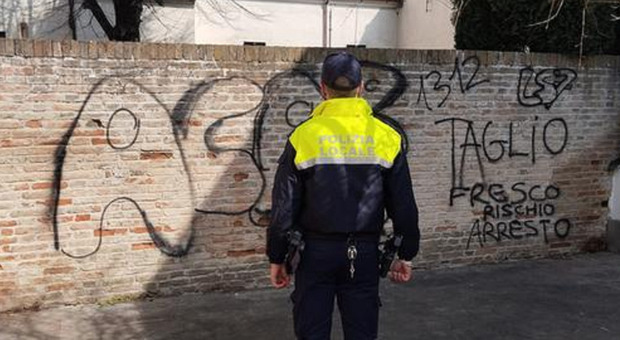 Le scritte apparse contro le forze dell'ordine a Mogliano