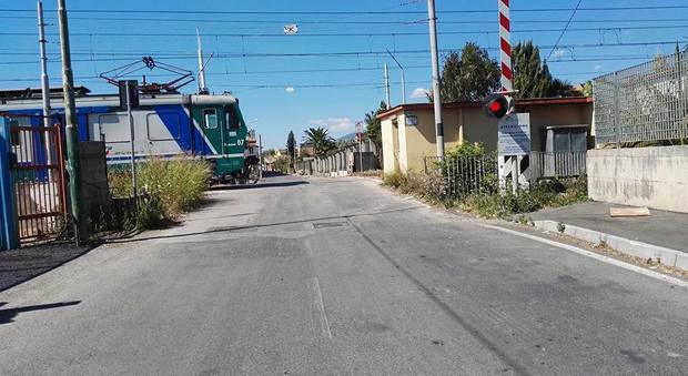 Suicidio al passaggio a livello bloccati i treni per Nocera e Pompei
