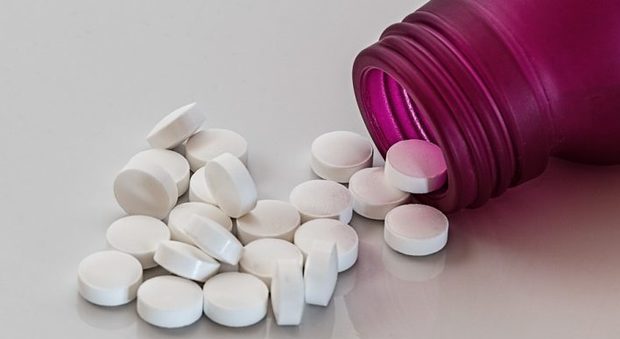 Dividere o tritare una pillola prima di assumerla, l'allerta degli esperti:  Ci sono rischi insospettabili