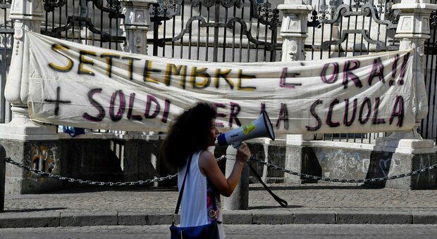 Scuola a Napoli, il sit-in delle mamme: «Meno elezioni e più lezioni»